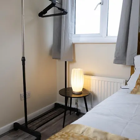 Modern 3bed-rooms Bradley Stoke Detached-house Free-parking Wifi Sleeps5 *